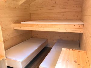 Bedden in de houten hut op camping Alpirsbach